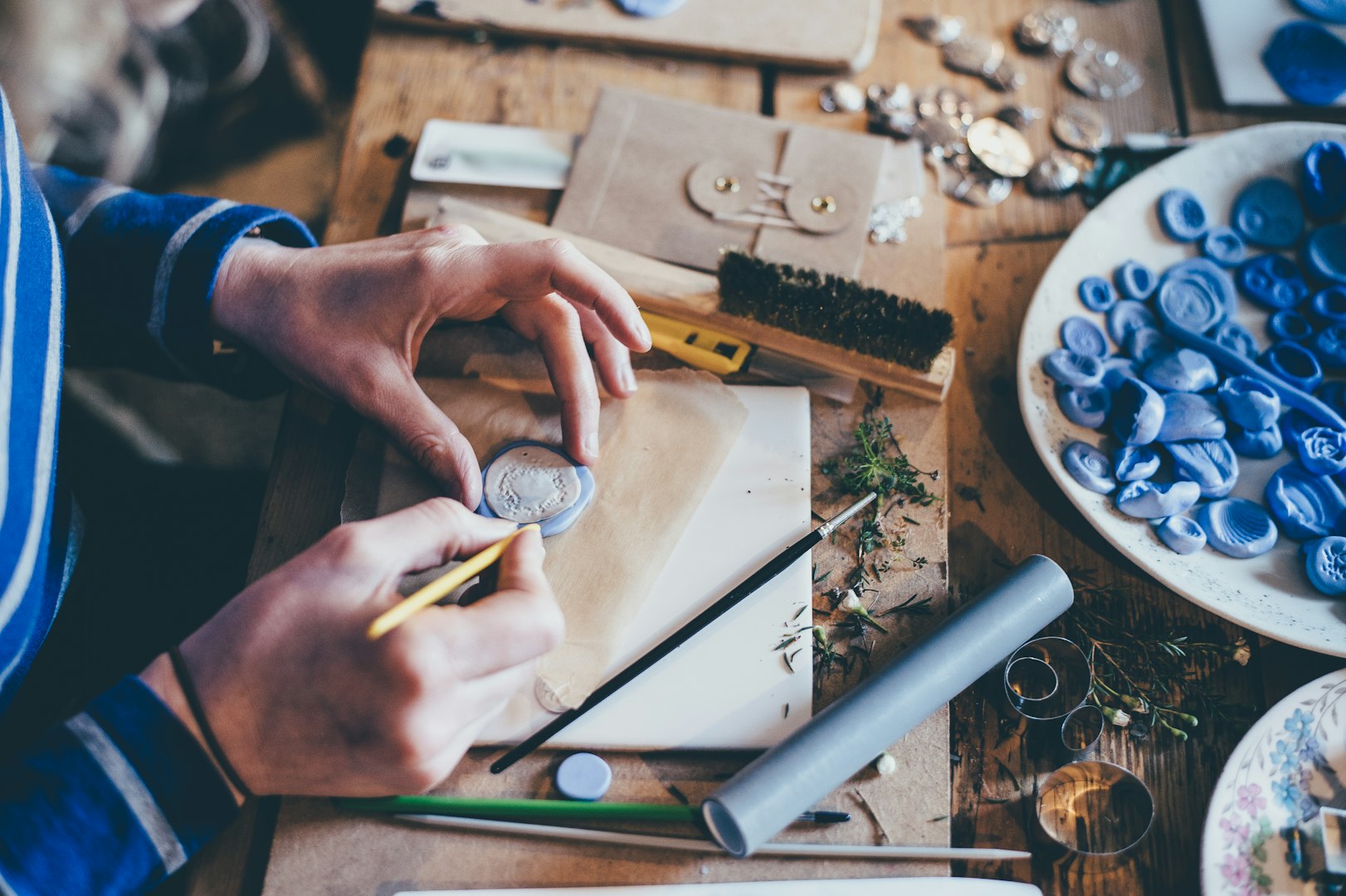 Une  femme qui fabrique des bijoux Anne Lupien de Saint-Odilon Québec